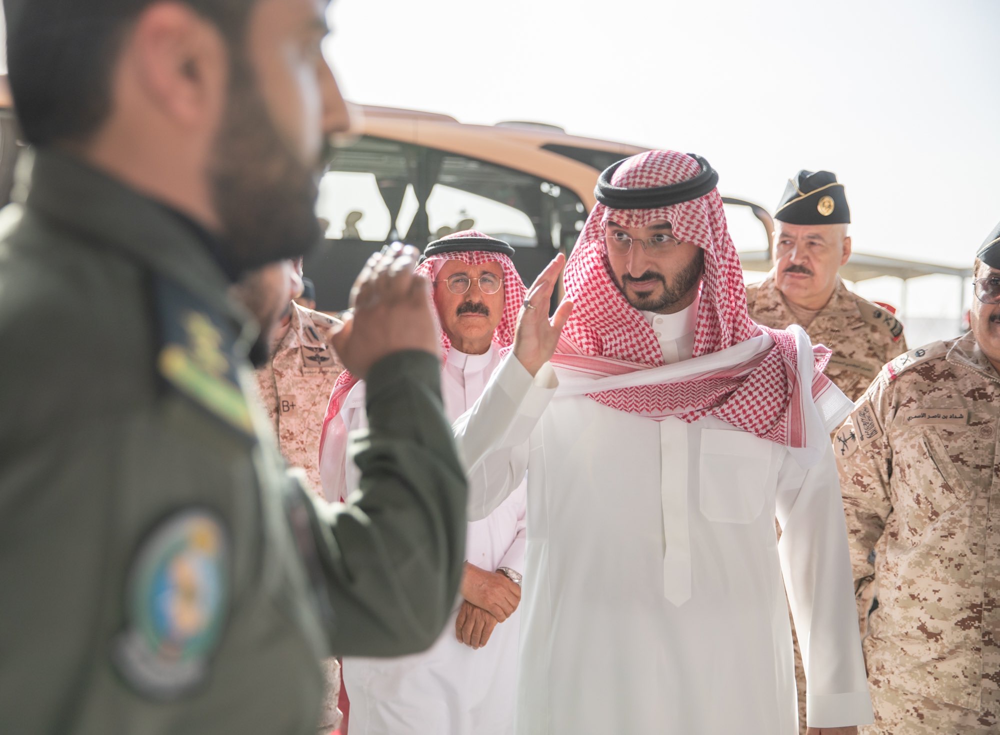 الأمير عبدالله بن بندر يزور لواء الطيران الأول بمطار خشم العان